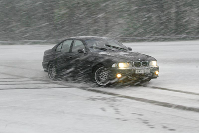 Как автолюбителю ездить в снег и по снегу?