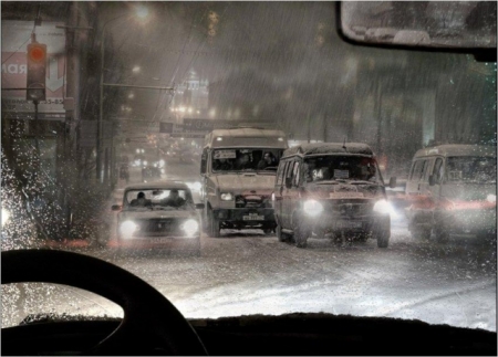 Движение на автомобиле в плохих погодных условиях.