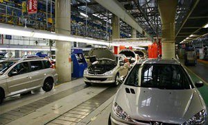 Peugeot Citroen собирается останавливать три европейских завода