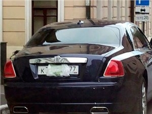 Российские водители уже перестали закрывать номера машин на парковках