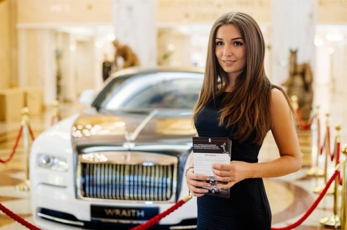 Rolls-Royce поддержал классику и организовал большой тест-драйв