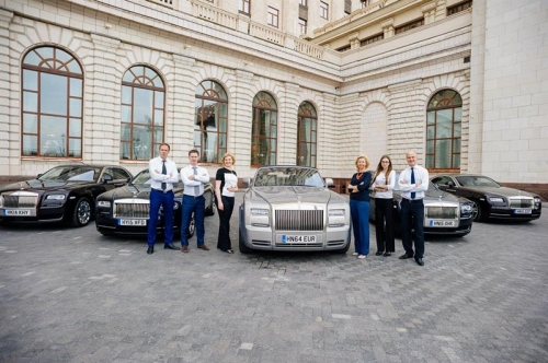 Rolls-Royce поддержал классику и организовал большой тест-драйв