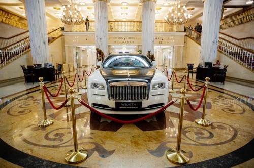 Rolls-Royce поддержал классику и организовал большой тест-драйв