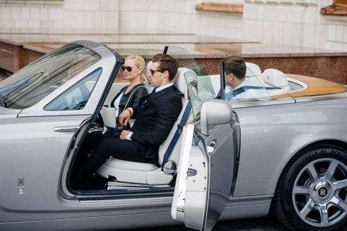 Rolls-Royce поддержал классику и организовал большой тест-драйв