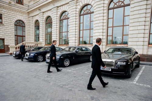 Rolls-Royce поддержал классику и организовал большой тест-драйв