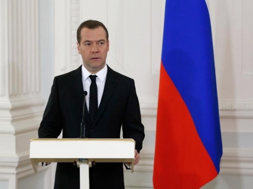 Медведев объяснил необходимость транспортного налога кризисом