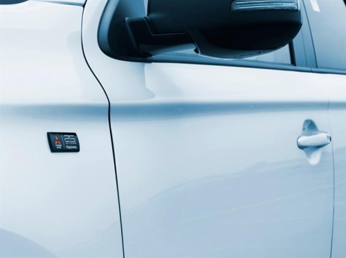 Mitsubishi привез в РФ юбилейный Outlander с двухцветным кузовом