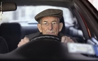 На авто пожилых водителей предложили клеить опознавательные знаки